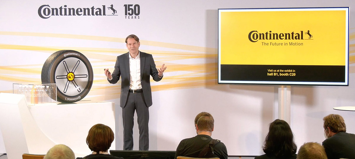 Continental CEO präsentiert neues Produkt vor der Presse.