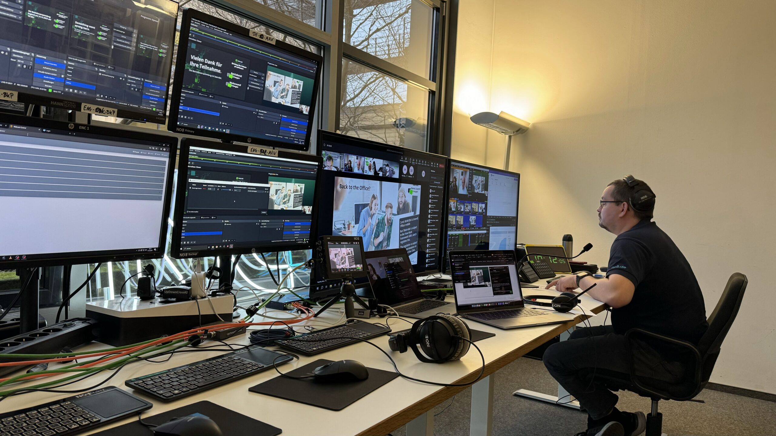 Techniker steuert Live-Streaming-Produktion an einem Arbeitsplatz mit mehreren Monitoren und professioneller Videosoftware bei NC3 GmbH