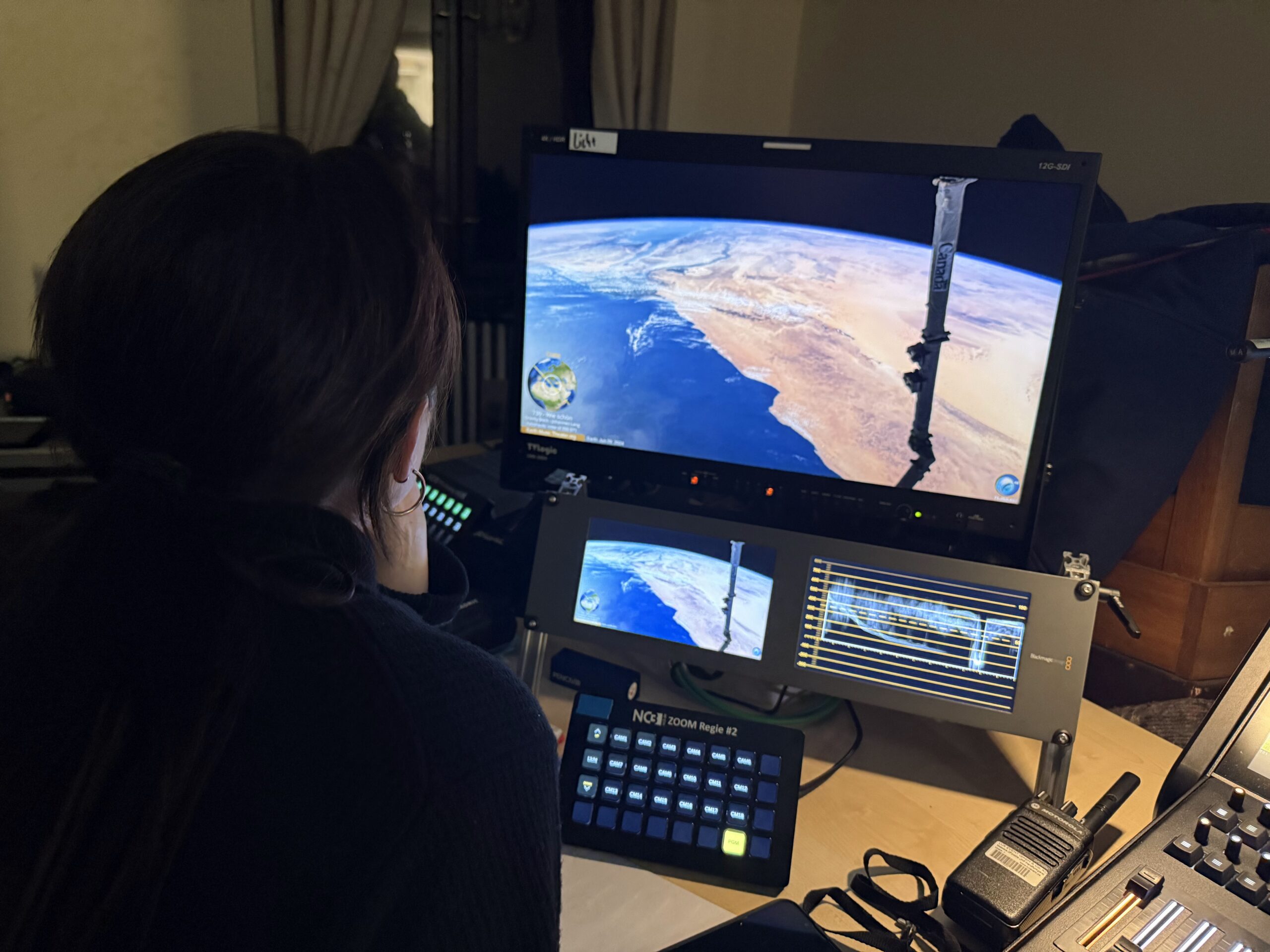 NC3 Live-Regie: Operatorin steuert Livestream mit Blackmagic und Zoom-Setup