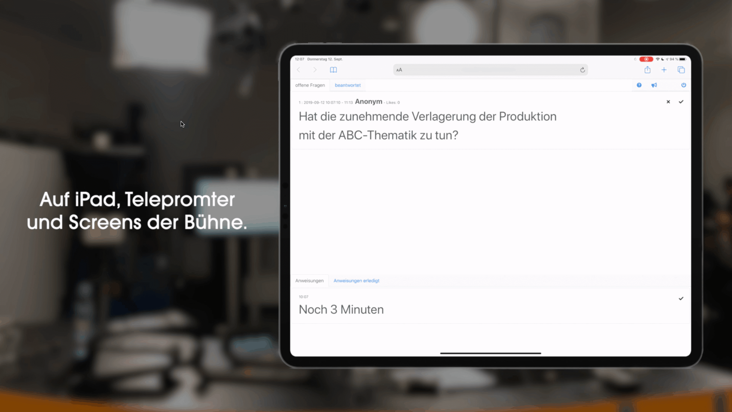 iPad zeigt Q&A-Oberfläche mit anonymer Frage zu Produktionsverlagerung für Event-Streaming und Bühnen-Integration